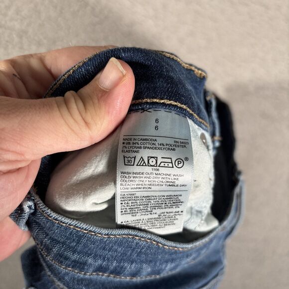 Old Navy Curvy Mid Rise Jeans Women’s Size 6 Medium Wash Distressed Whiskers - Picture 9 of 12